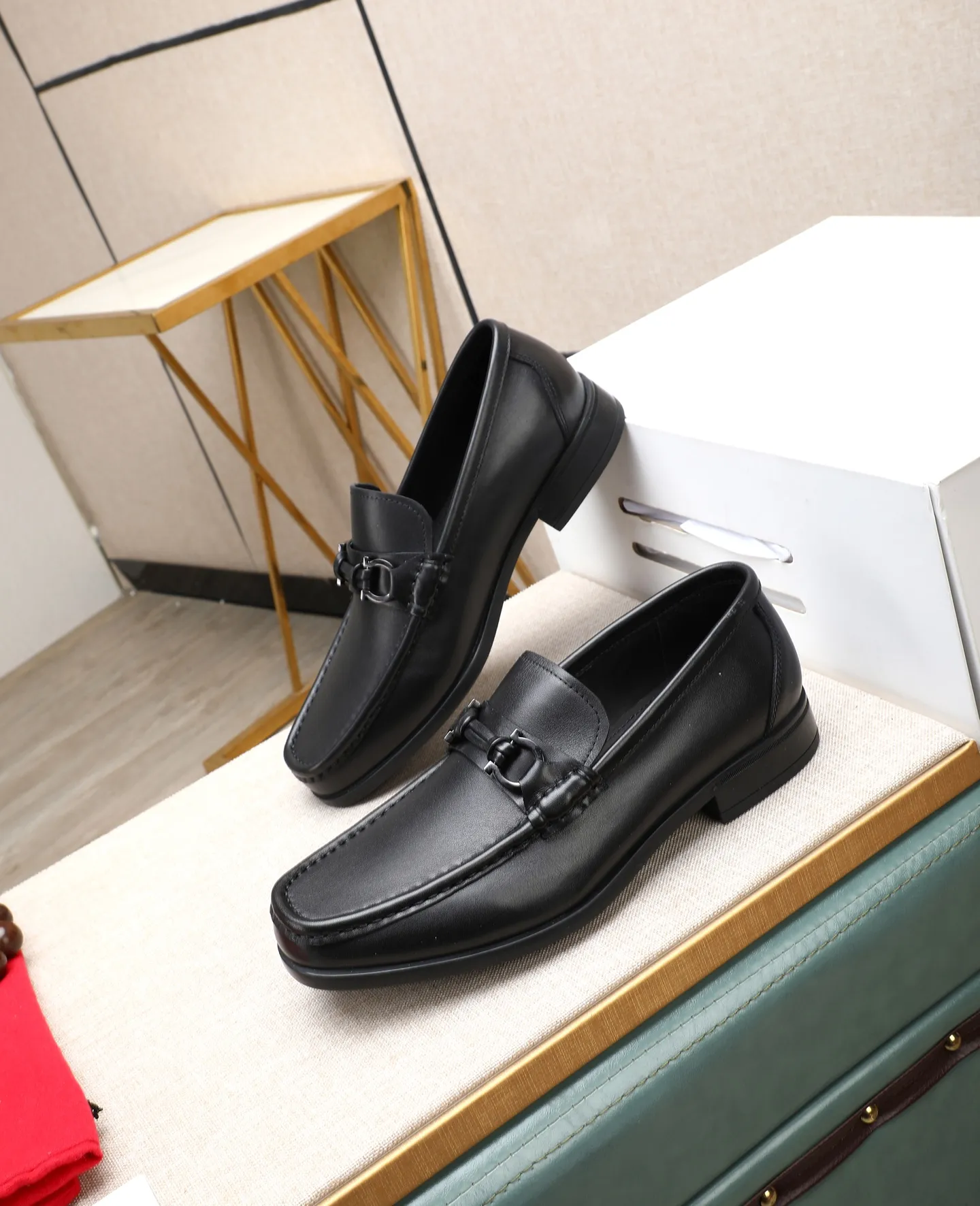 Men's clothing and shoes 💰700📛📛High-end goods! Salvatore Ferragamo is the world's top luxury footwear brand. It comes from Italy, the kingdom of fashion. It is famous all over the world for its traditional handmade design and novel styles... 🚶🏻🚶🏻 Top-quality suit shoes are sold simultaneously at the counter. This style is purely handmade. The fabric is imported Italian calfskin➕soft water-dyed cowhide lining. Specially available with original deep rubber outsole🌀🌀Size: 38➖44